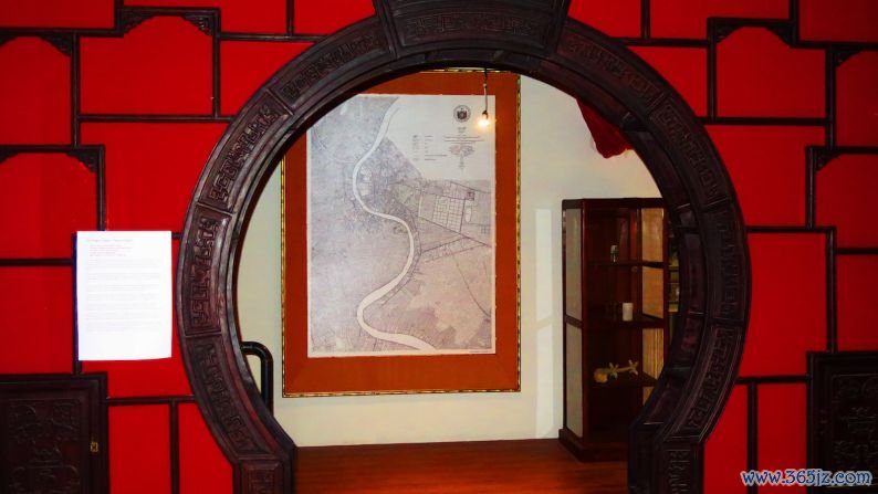 Chinese roots: A hand-carved, hardwood Chinese Moon Gate adorns the Patpong Museum's entrance. 
