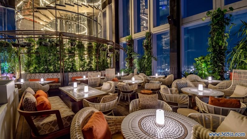 Outdoor terrace: The restaurant and bar is made up of 130 seats indoors and 82 outdoors. The glass-enclosed open air terrace plays on the concept of an urban jungle.